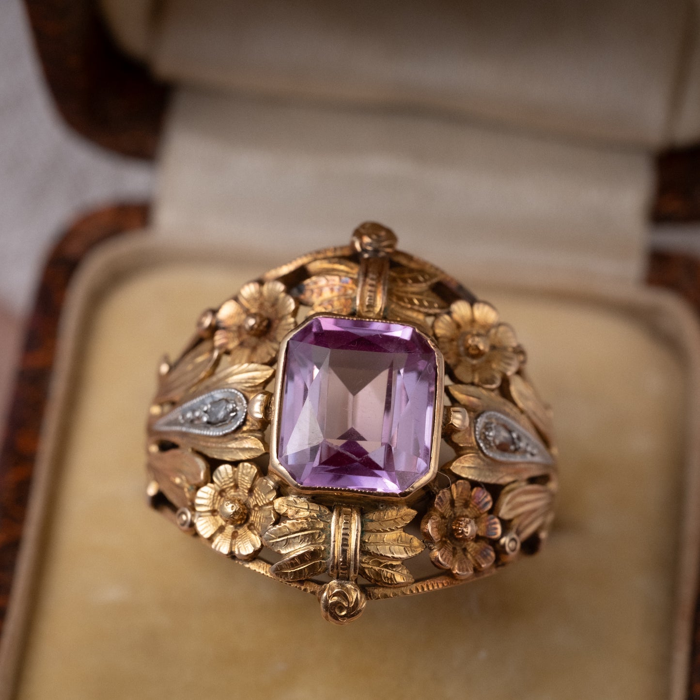 Bague ancienne Belle Époque saphir Verneuil, vue de profil
