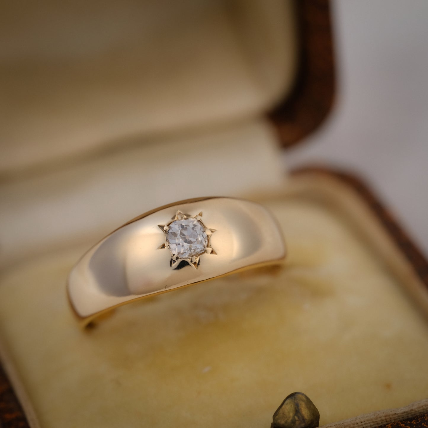 Bague jonc victorienne ancienne en or jaune, diamant taille ancienne en serti étoilé