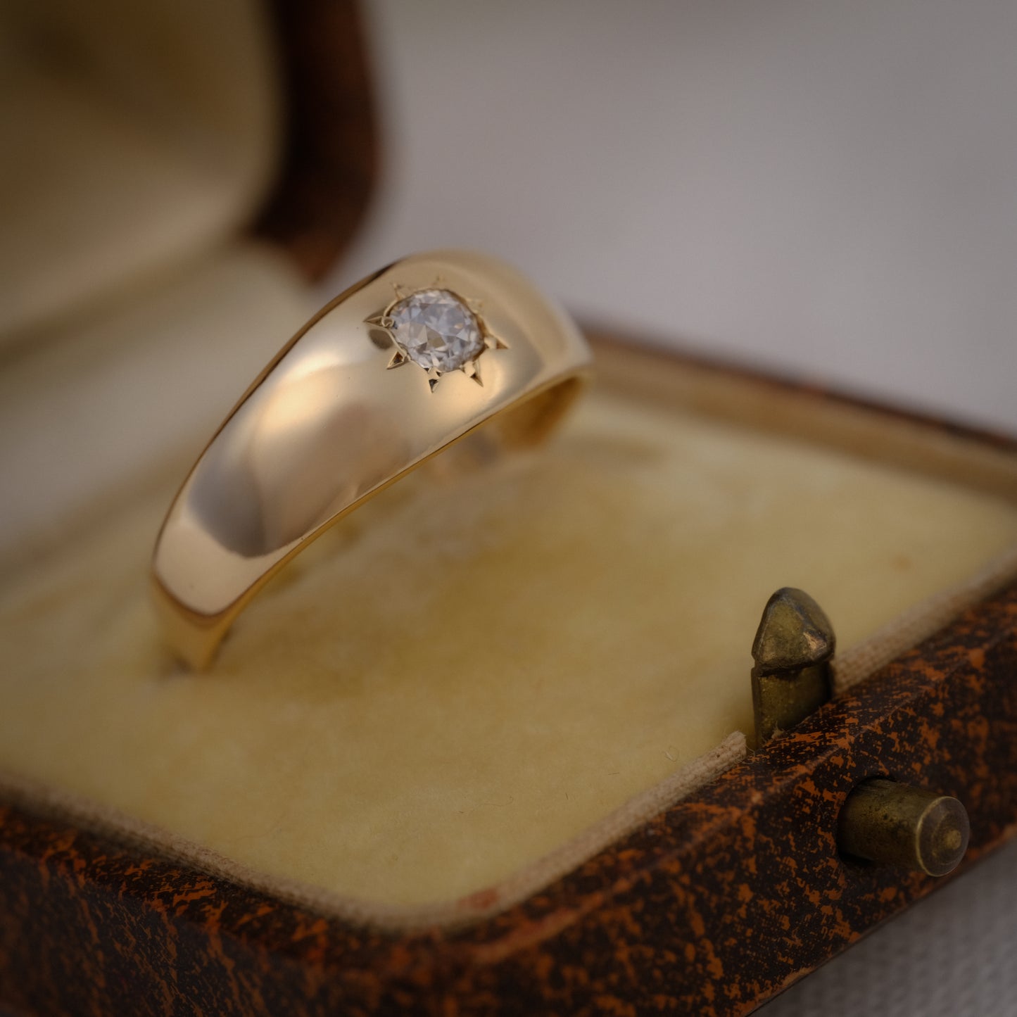 Bague jonc victorienne ancienne, vue de profil