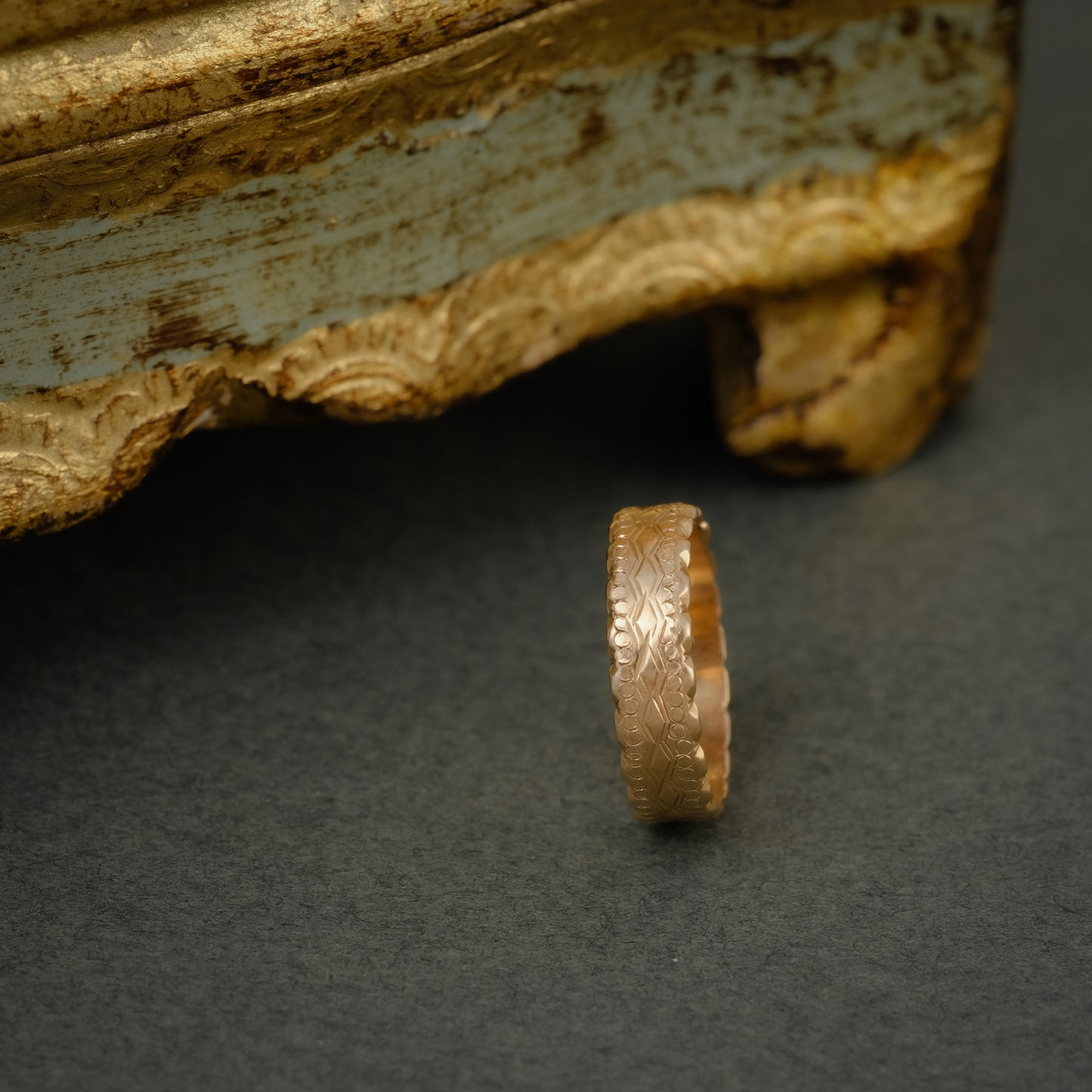 Bague bandeau vintage gravée, vue de profil