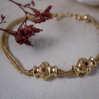 Bracelet ancien Belle Époque en or jaune et rose à coulants ciselés sertis de pierres roses