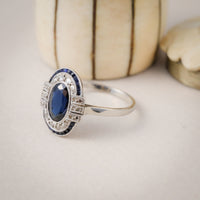 Bague ancienne Art Déco en or gris, saphir ovale central et diamants