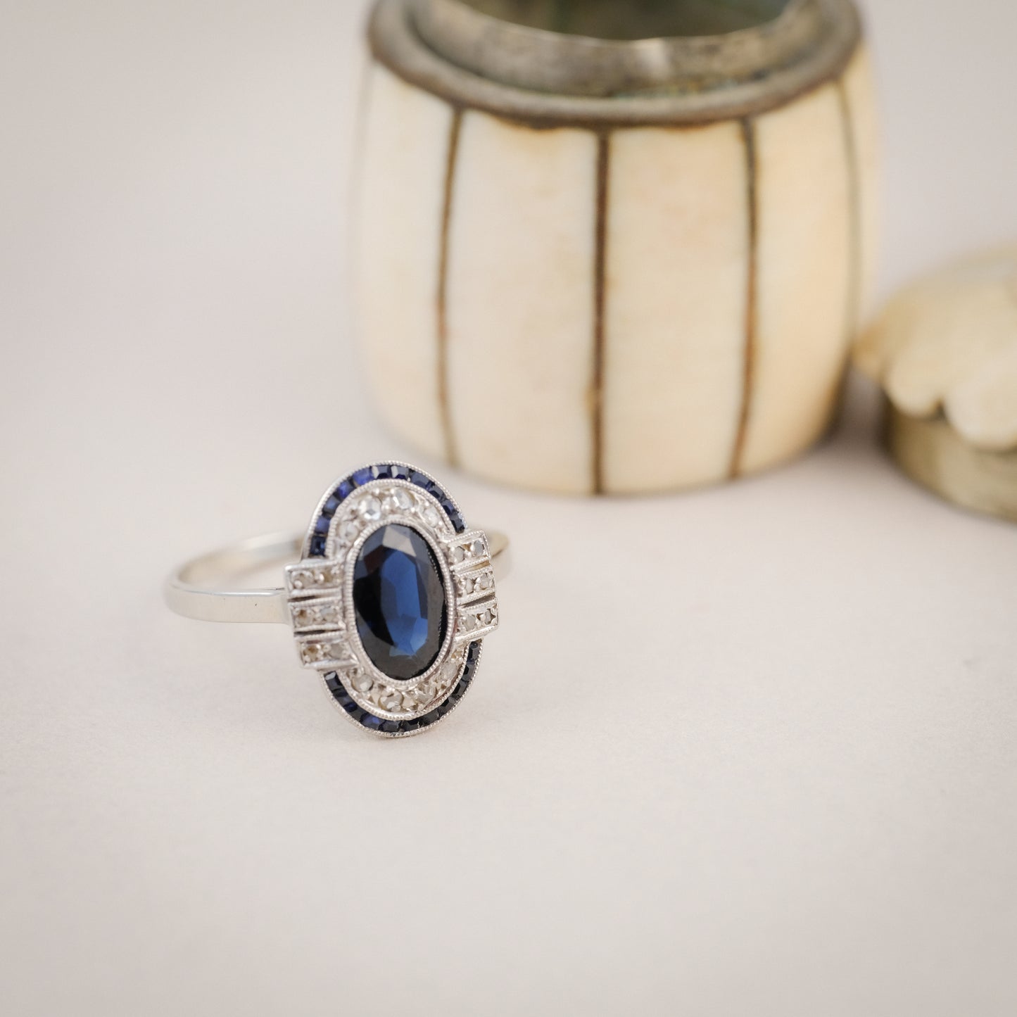 Bague ancienne Art Déco or gris, vue de profil
