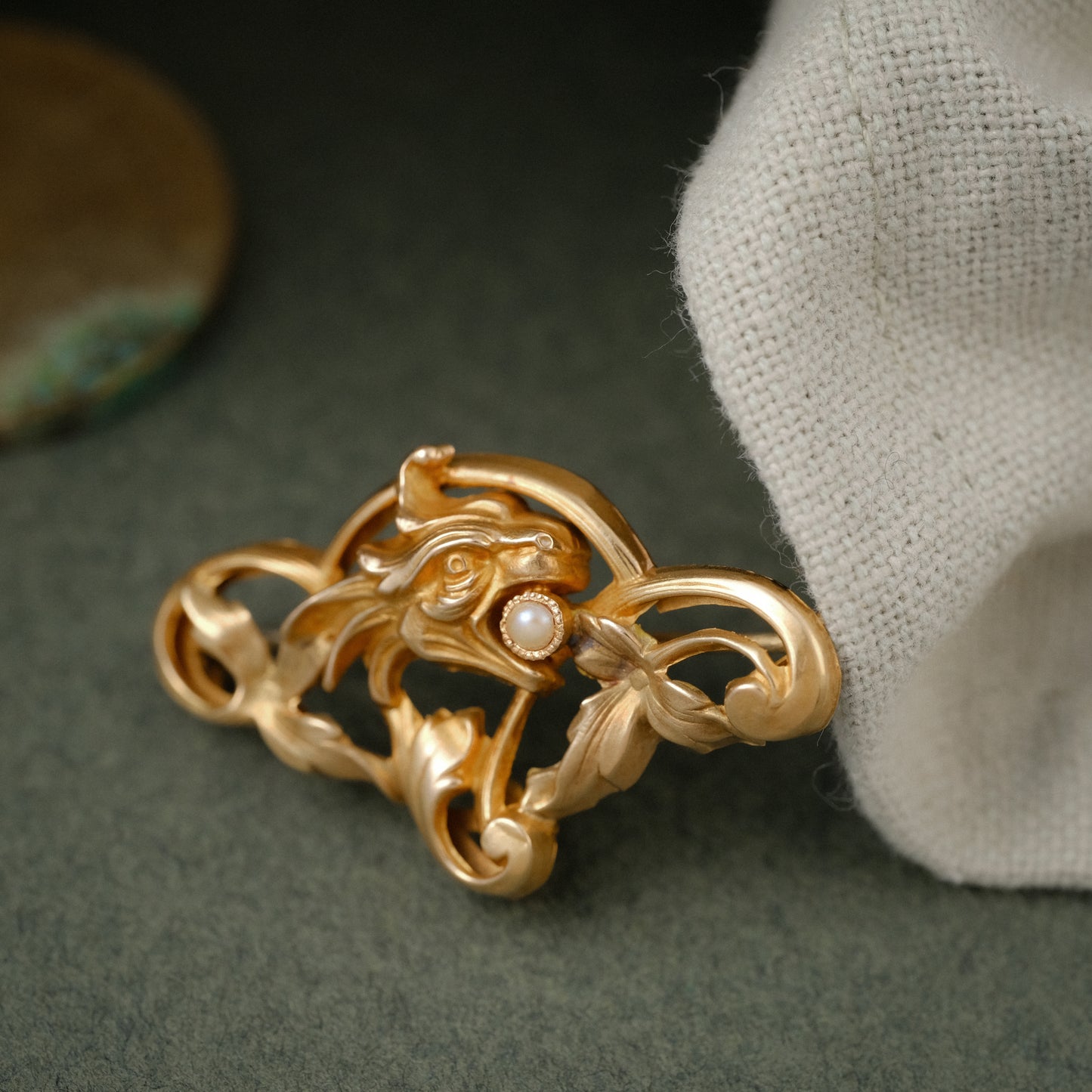 Broche Art Nouveau ancienne en or jaune, griffon entouré de motifs végétaux